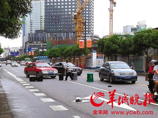 老伯拿垃圾桶堵路