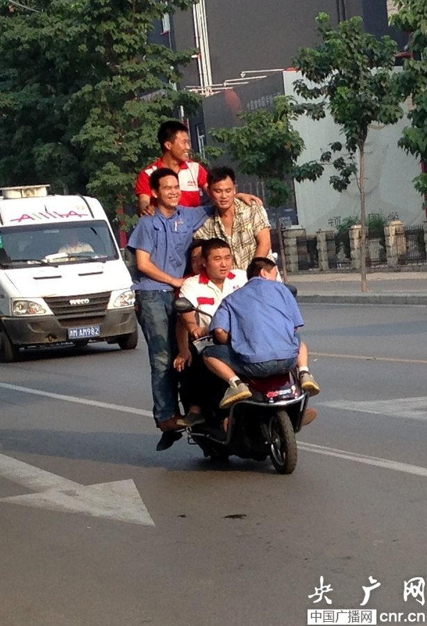 “最牛电动车”一车六人惊险出行（组图）