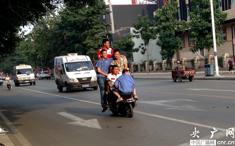 “最牛电动车”一车六人惊险出行（组图）