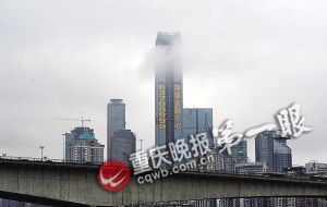 　　■昨日，云雾遮挡环球金融中心顶部，市民以为着火报警。