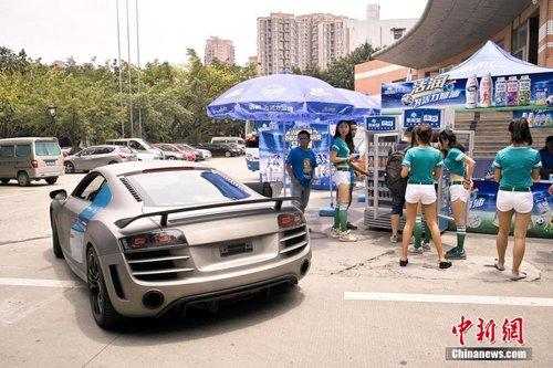 成都男子驾驶豪华跑车大学校园内求爱遭拒