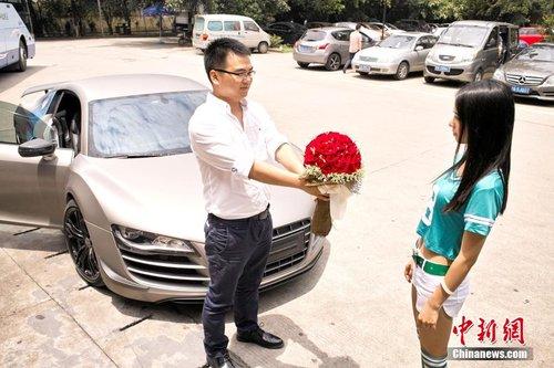 成都男子驾驶豪华跑车大学校园内求爱遭拒