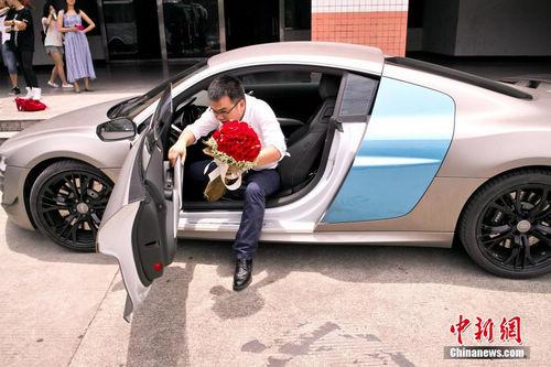 男子驾驶豪华跑车大学校园内求爱遭拒(组图)