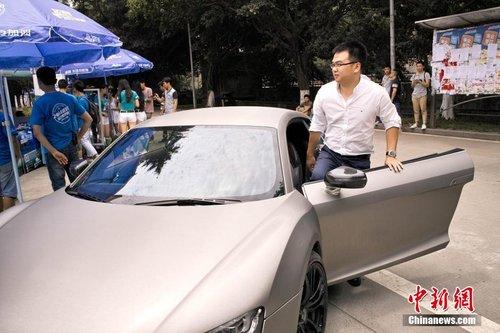 成都男子驾驶豪华跑车大学校园内求爱遭拒