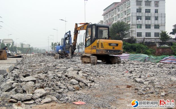 两台挖机正在公跨桥面上作业。