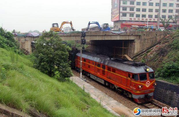 23号上午11点半左右，一列火车从娄邵铁路驶过，公跨桥上正在施工。