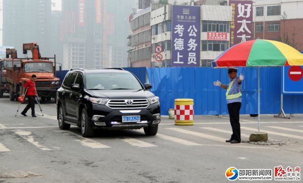 23号上午，大祥交警大队一位民警正在西湖南路与学院路交汇处指挥交通。