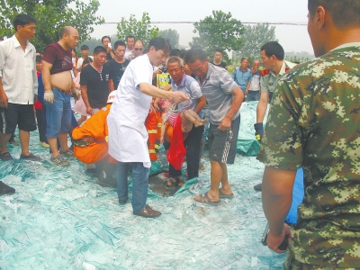 经过半个小时的救援，小女孩终于被救出，但已经没有了生命体征。图片由目击群众提供