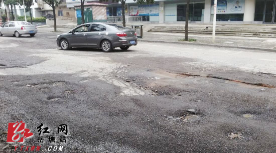 福星西路坑坑洼洼 市民直呼：堪比驾考“绕饼”