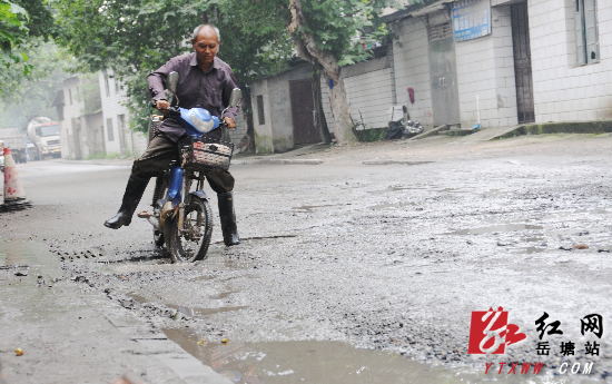 湘潭铁牛路破烂不堪 车辆经过要“跳舞”