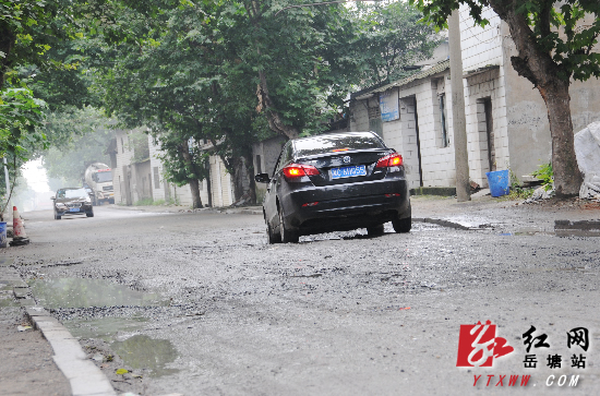 湘潭铁牛路破烂不堪 车辆经过要“跳舞”