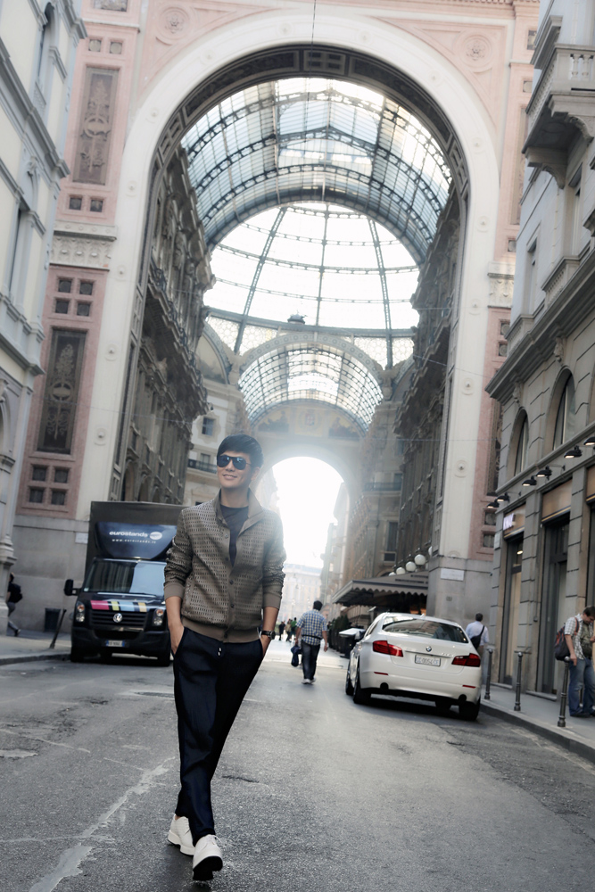 张晓龙漫步米兰街头