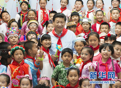 2013年5月29日，中共中央总书记、国家主席、中央军委主席习近平在北京市少年宫参加“快乐童年放飞希望”主题队日活动。新华社记者李学仁摄