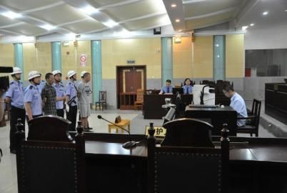 法院宣布对两名毒贩执行死刑（左一为肖文中）。