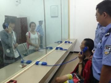 肖文中与女儿会面。