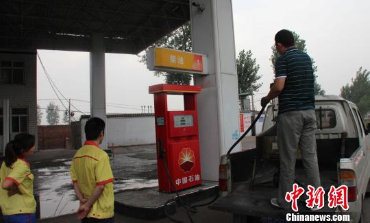 “山寨”中石油加油站工作人员身着黄色中石油员工工作服。　崔涛摄