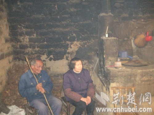 小润辉的爷爷双目失明，为治疗孩子的病，已经家徒四壁