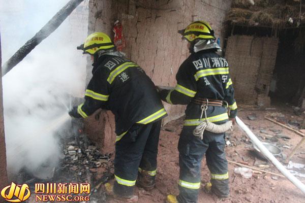 民房起火孩子学费被烧 户主自救两小时才报警(图)