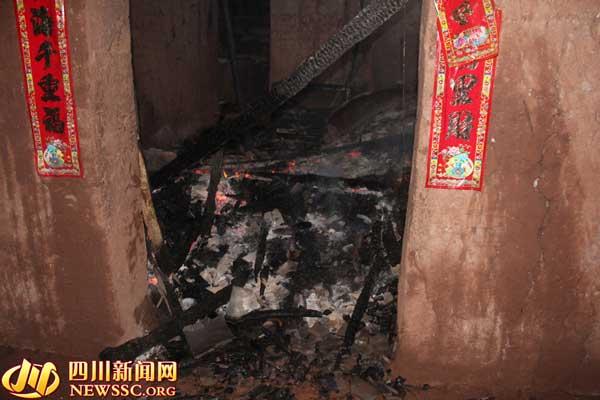 民房起火孩子学费被烧 户主自救两小时才报警(图)