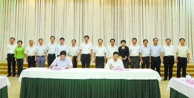 图为签约仪式现场。 本报记者 张目 摄
