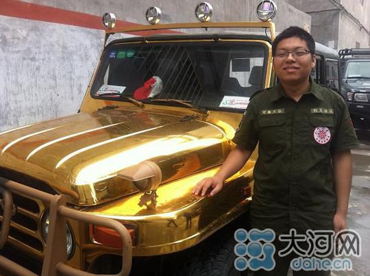 站在自己土豪金越野车前的王璐团