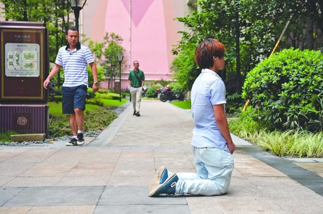 河南小伙涛涛在小区门口跪了一夜,也没等到女网友萍萍出来见他