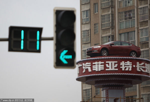 2014年06月25日，湖南省长沙市，三一大道与汽配城交界处，某汽车公司为广告宣传，搭建十几米户外高台，并在高台上放置一辆小轿车。图片来源：CFP