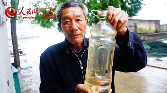 养殖户樊金柱保留了一瓶6月2日采集的水样，他希望能成为调查污染源的线索