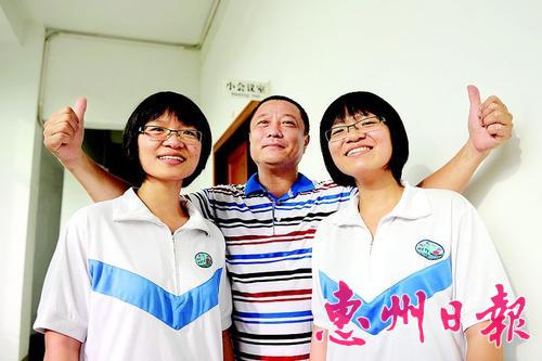 双胞胎姐妹傅浩悦（左）、傅浩怡（右）和父亲在一起。李松权 摄
