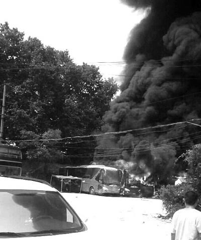 邓州智障男子玩火烧毁7辆豪华大巴 烧1个多小时