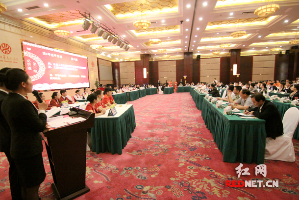 (华天集团紧张有序地组织了消防着装打水带、着消防服携两盘水带两人接力折返跑、消防着装进入火场灭火、手提灭火器登楼等消防技能项目比武) 红网长沙6月26日(通讯员 李成山 摄影 周珊)6月2425日,华天集团在益阳华天大酒店举行第二届安全知识、消防技能比武活动,湖南省安监局副局长罗徳龙、省国资委总经济师彭冬福、益阳市副市长李激扬等领导,观摹了精彩的安全知识抢答决赛。 此次安全知识、消防技能比武是在华天集团各子公司前期组织全员安全培训演练、集团组织安全督导检查两个阶段活动的基础上,