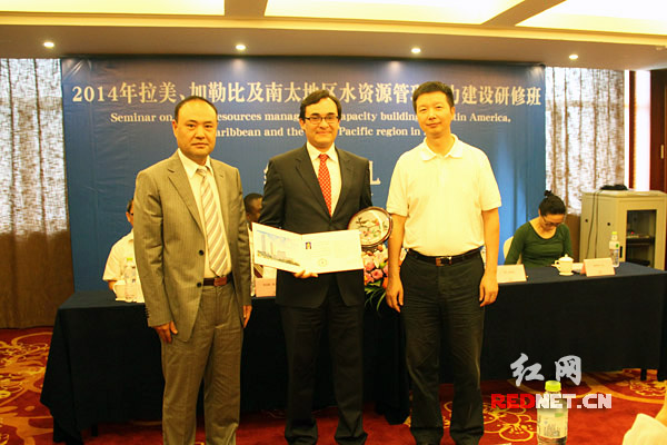 中国水电顾问集团中南勘测设计研究院副院长禹芝文[右]、湖南省商务厅进出口公平贸易处处长郑哲[左]为学员们颁发结业证书。