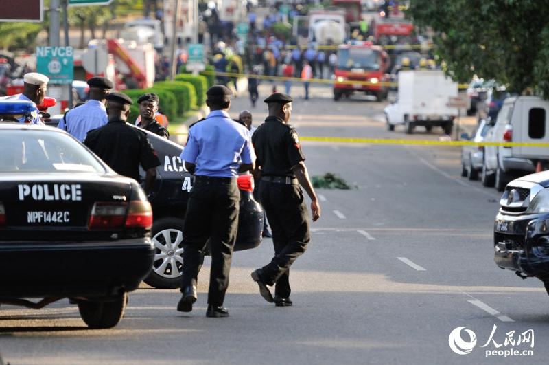 军警封锁了通往事发地的道路