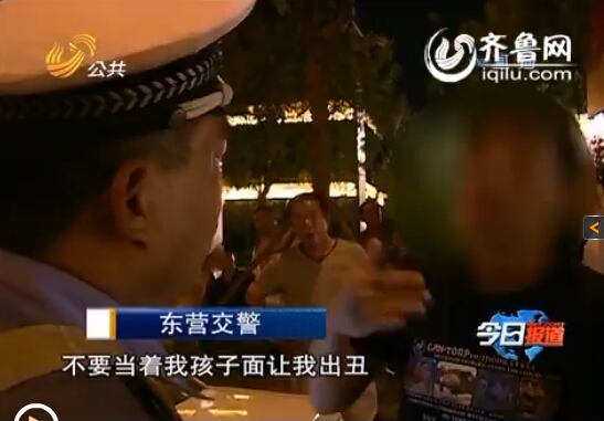 酒驾者求交警让刚高考完的孩子先离开（视频截图）