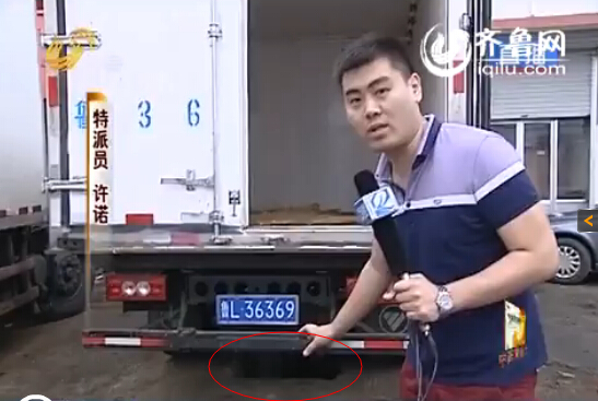 修车深沟宽约一米，有一人身（视频截图）