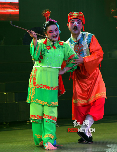演员在湖南衡阳市红旗大剧院表演衡阳湘剧昆曲《游园惊梦》。