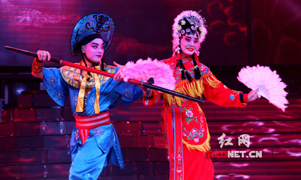 演员在湖南衡阳市红旗大剧院表演祁剧折子戏《三岔口》。