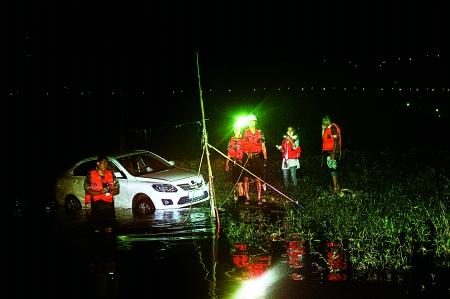 男子驾车带女友到江边吹风 江水猛涨人车被困
