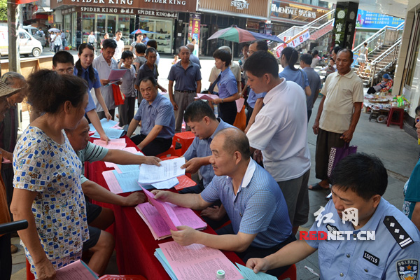 嘉禾县委常委、政法委书记李德笑、副县长、公安局局长张志伟助力检察工作宣传