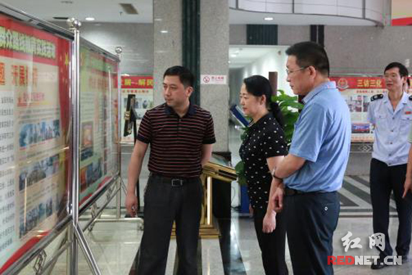 魏旋君（左二）指导益阳市国税局群众路线教育实践活动。