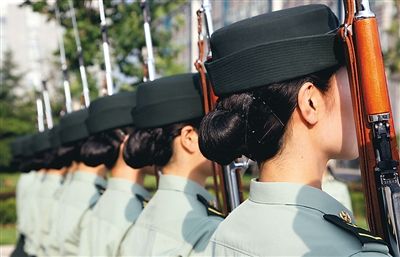 特色 　　女仪仗兵统一在脑后绾起统一样式、统一大小的发髻