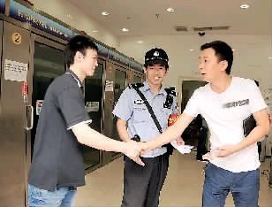 王川福(左)把钱交给了失主