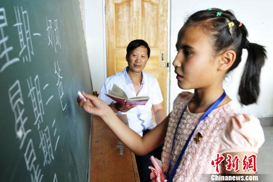 两次援疆的54岁民族:用维吾尔语融入教师大家西城小学教材图片