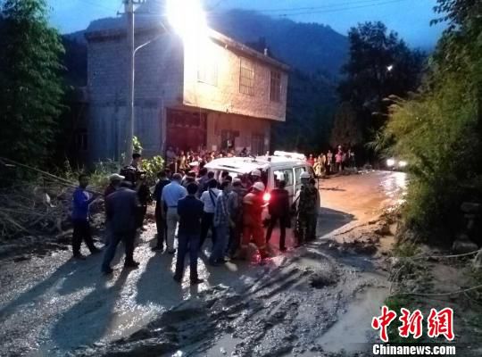 云南昭通突发山体滑坡3人失踪
