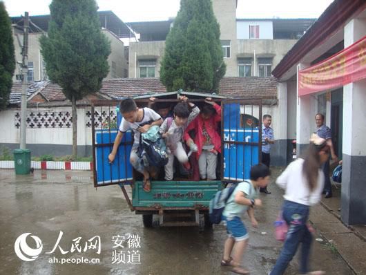 三轮车载23名小学生上学 车内没有一点活动空间