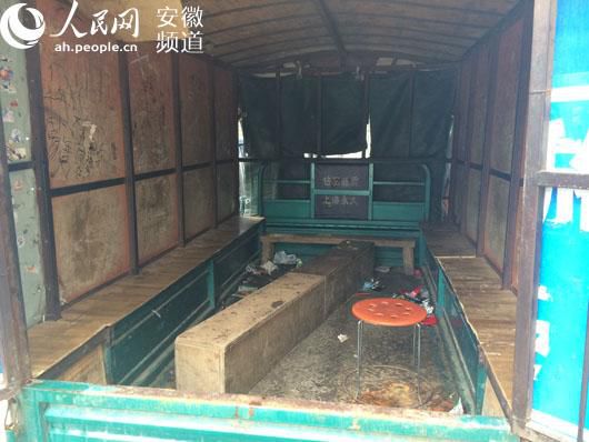 三轮车载23名小学生上学 车内没有一点活动空间【2】