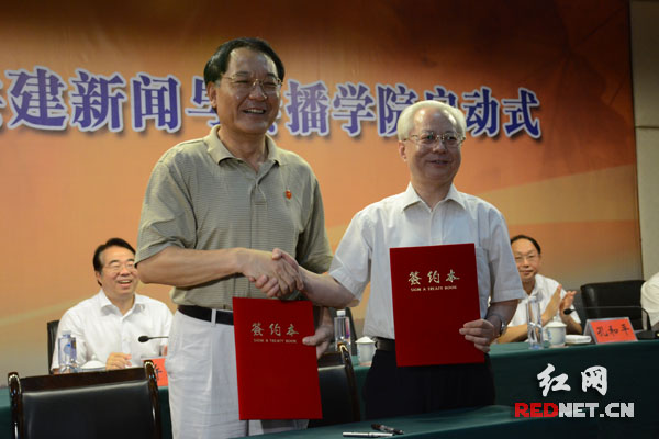 湖南省委副秘书长、省委宣传部常务副部长李发美与湖南师大校长刘湘溶签订共建协议。