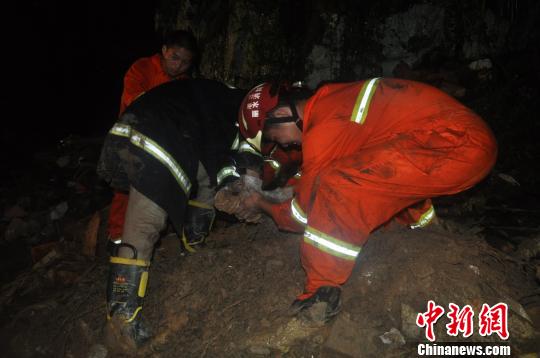 救援现场 胡丰盛 摄
