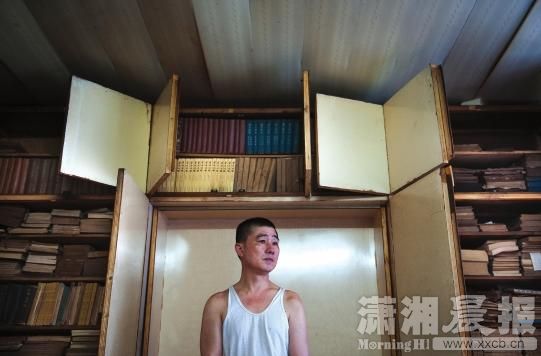 低保户藏上千册古书，想捐给图书馆.jpg