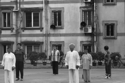 业主在后墙上安装的高音喇叭,老人们在空地上晨练